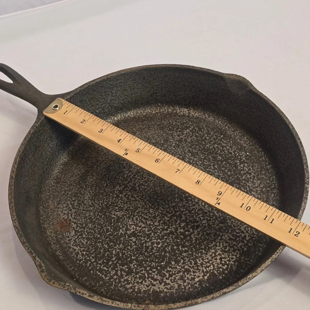 Vintage Unmarked Cast Iron Skillet 10.5 Inch Round Pan with Heat Ring No 8